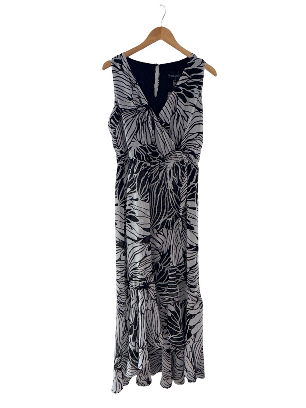Designer Frank Lyman Black & White Sleeveless V-Neck Maxi Dress